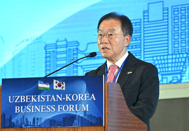 Rep. Yoon Jae-ok of the People Power Party, a member of the Korea-Uzbekistan Parliamentary Friendship Association, delivers congratulatory remarks at the Korea-Uzbekistan Business Forum 2026 in Tashkent, Uzbekistan, on Tuesday. (Im Se-jun/The Korea Herald)