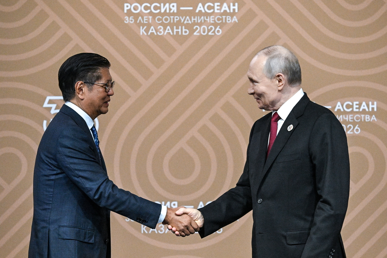 President of the Philippines Ferdinand Marcos Jr. (L) and Russia's President Vladimir Putin shake hands during a press conference in Bolshiye Kabany, Russia, Thursday. (Tass-Yonhap)