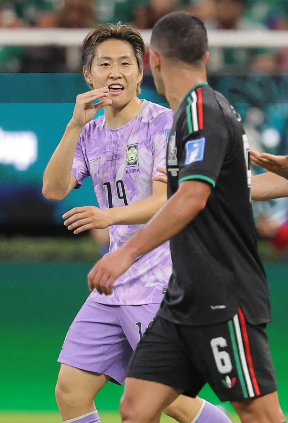 Lee Kang-in (left) of South Korea and Mexico's Erick Lira exchange words during their Group A match at Guadalajara Stadium in Mexico on Thursday at the 2026 Fifa World Cup. (Yonhap)