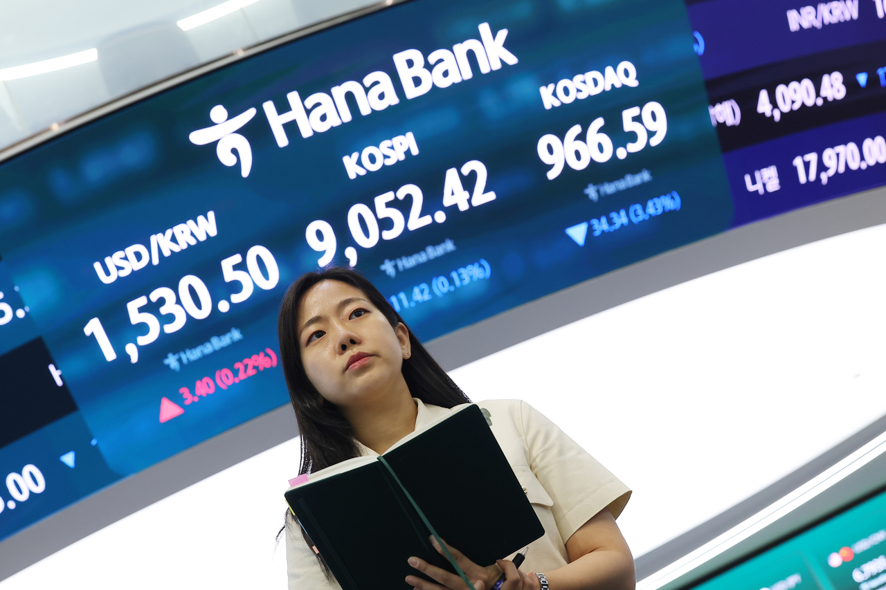 The won-dollar exchange rate, Kospi and Kosdaq are displayed on an electronic board at Hana Bank's headquarters dealing room in Jung-gu, Seoul, on Friday. [Yonhap]