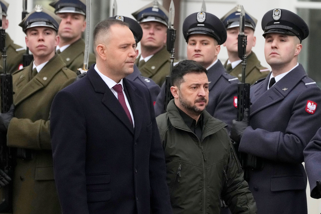 Polish President Karol Nawrocki (left) and Ukrainian President Volodymyr Zelenskyy attend an official welcome ceremony in Warsaw, Poland, in December 2025. (AP-Yonhap)