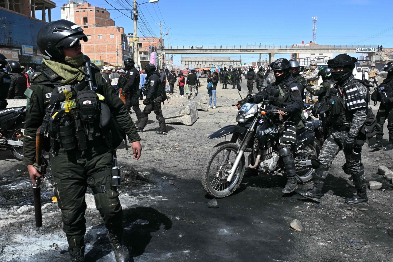 Police officers on motorcycles are deployed at a blockade zone in Cruce Ventilla in El Alto, Bolivia, Saturday. (AFP-Yonhap)