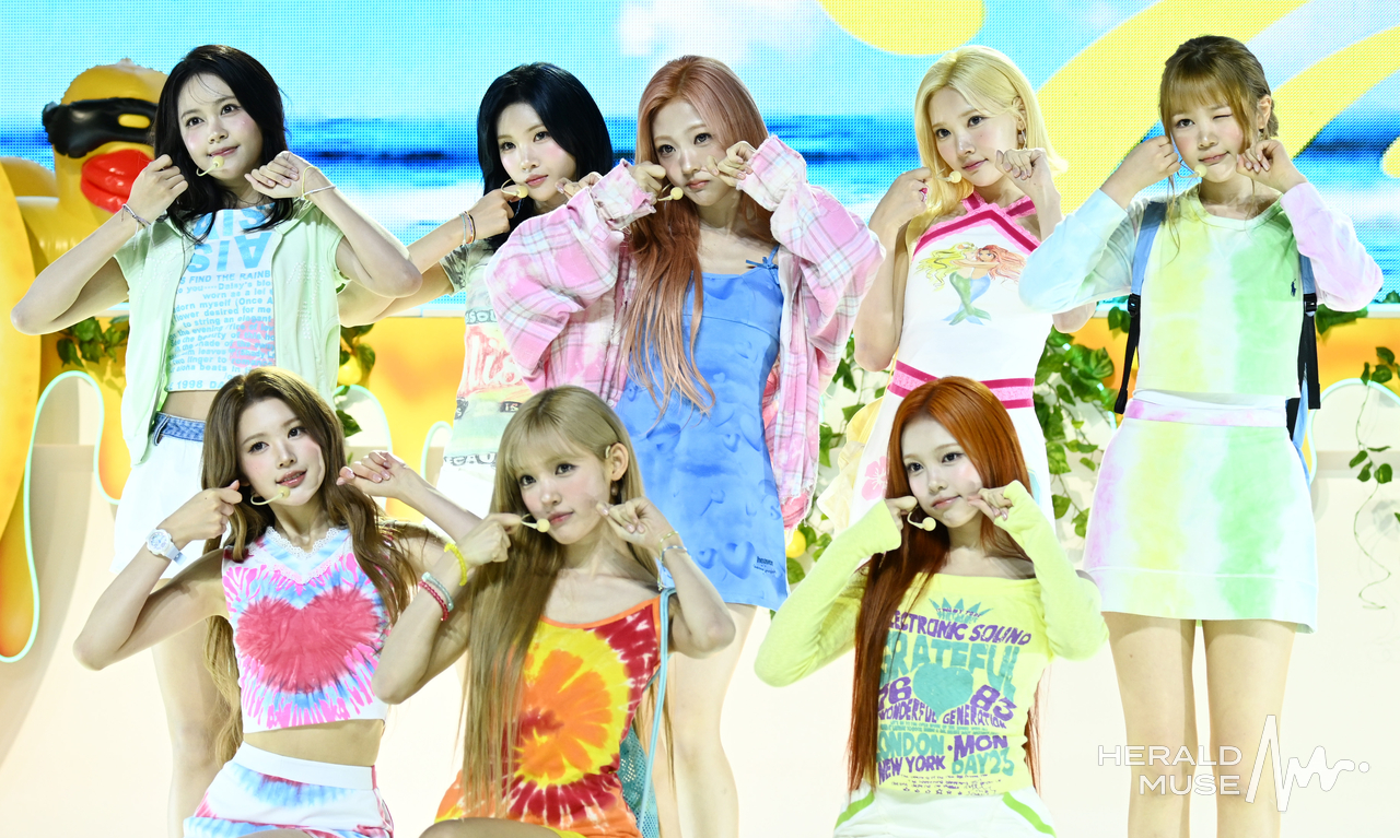 [헤럴드뮤즈=윤병찬 기자] 그룹 하츠투하츠(Hearts2Hearts/카르멘, 지우, 유하, 스텔라, 주은, 에이나, 이안, 예온)가 22일 오후 용산구 블루스퀘어에서 두 번째 미니앨범 ‘Lemon Tang’ 발매 기념 미디어 쇼케이스 열렸다.