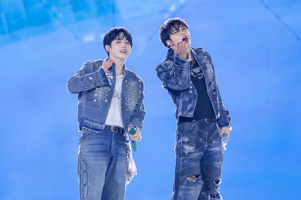S.Coups (left) and Mingyu perform "5, 4, 3 (Pretty Woman)," a lead track from their unit CxM's first EP, "Hype Vibes," during the "New_" encore concert, held at Incheon Asiad Main Stadium in Incheon, Sunday. (Pledis Entertainment)