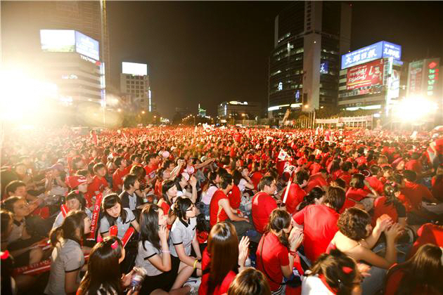 Crowds gather at Beomeo Intersection in Daegu to support South Korea during its match against Togo during the 2006 FIFA World Cup. (Daegu Metropolitan City)