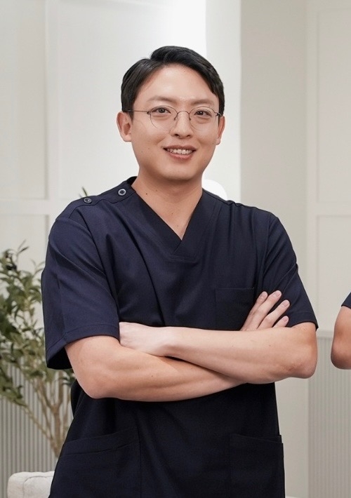 Obstetrician Lee Jae-il (Lee)