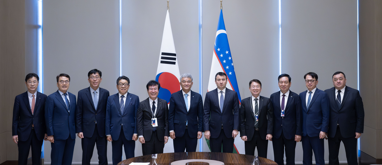 From left: Kim Bok-hwan, CEO of Korea Overseas Infrastructure and Urban Development Corp.; Park Sang-hwan, chairman of HanaTour; Won Do-yeon, Korean ambassador to Uzbekistan; Choi Jin-young, president and CEO of Herald Media Group; Kim Deok-young, chairman of BoMI E&C; Jung Won-ju, chairman of Herald Media Group, Jungheung Group and Daewoo Engineering & Construction; Uzbekistan’s Deputy Prime Minister Jamshid Khodjaev; Seo Jung-hwa, senior executive director of the Export-Import Bank of Korea; Koo Ki-do, chairman of Aha Corporation; Park Jae-yong, president of Youngone Corporation; and Ilzat Kasimov, deputy minister of investment, industry and trade of Uzbekistan. (Im Se-jun/The Korea Herald)