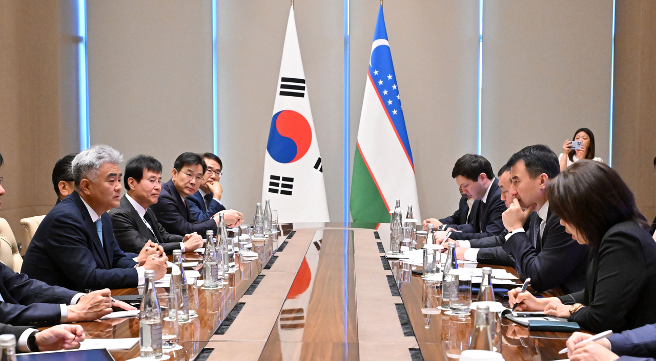 Jung Won-ju (first from left), chairman of Herald Media Group, Jungheung Group and Daewoo Engineering & Construction, meets with Uzbekistan’s Deputy Prime Minister Jamshid Khodjaev (second from right) at the Tashkent International Investment Forum in Tashkent, Uzbekistan, on June 17. (Im Se-jun/The Korea Herald)