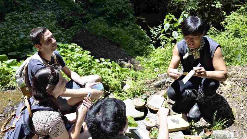 Tatsuya Tsunoi, right, demonstrates how to enjoy wasabi while grating it, in Ome, Tokyo.    (Japan News)
