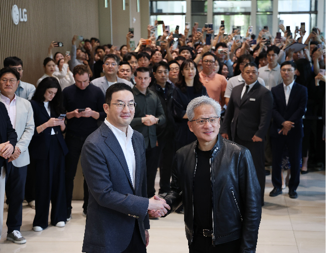 Nvidia CEO Jensen Huang (right) poses for photos with LG Group Chairman Koo Kwang-mo after their meeting at LG Twin Towers in Yeouido, Seoul, on June 8. (Yonhap)