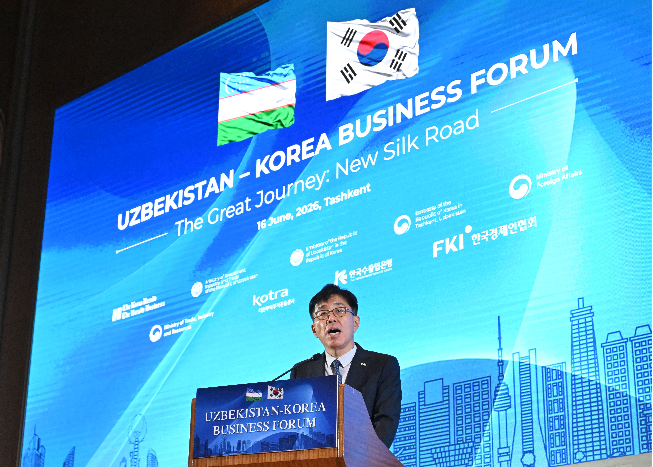 Won Do Yeon, South Korea’s ambassador to Uzbekistan, delivers welcoming remarks at the  Uzbekistan-Korea Business Forum in Tashkent, Uzbekistan, Tuesday. (Lim Se-jun/The Korea Herald)