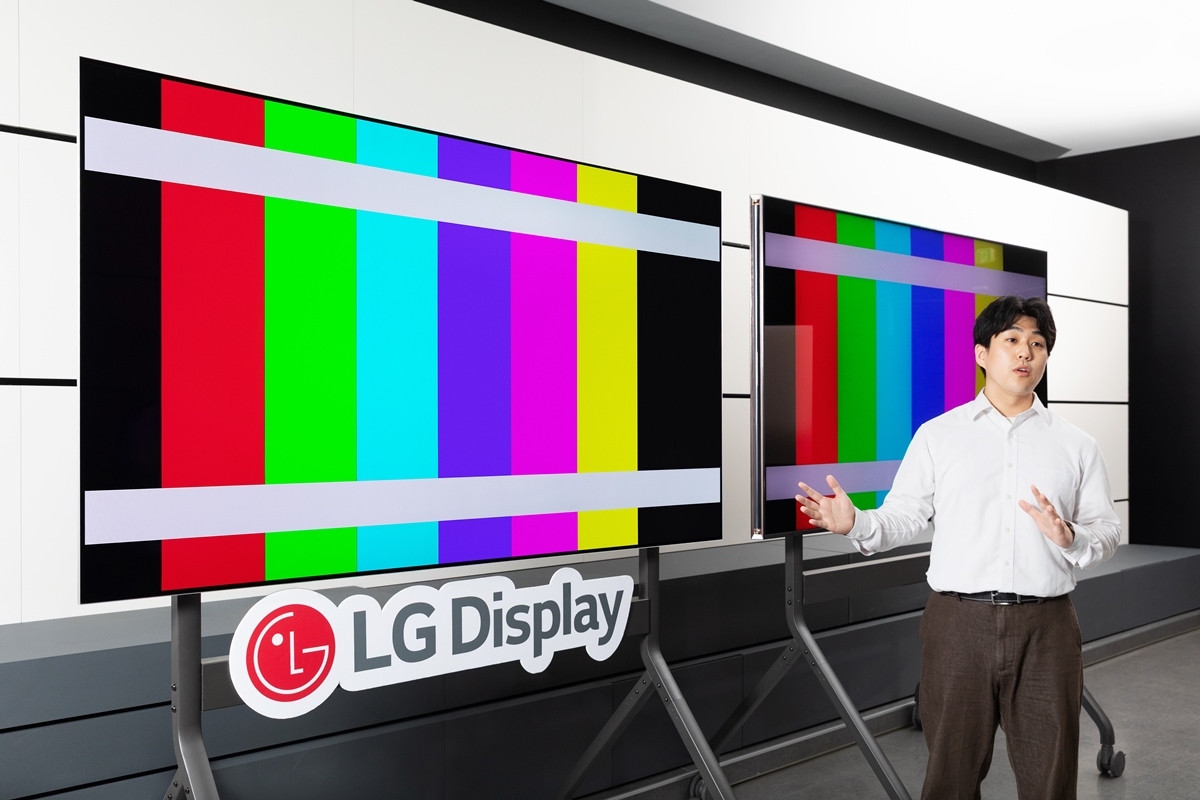 An LG Display employee explains the company’s Tandem WOLED panel, which has received a world-first certification for color and brightness accuracy. (LG Display)