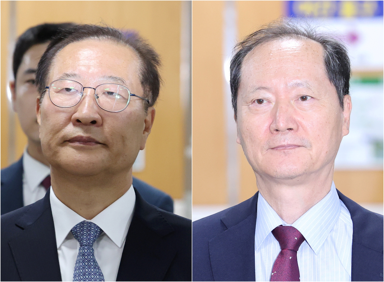 Former Justice Minister Park Sung-jae (left), who was indicted on charges including involvement in the Dec. 3 martial law declaration and accepting requests related to investigations involving former first lady Kim Keon Hee, and former Minister of Government Legislation Lee Wan-kyu (right), who was charged with violating the Act on Testimony, Appraisal, etc. before the National Assembly, arrive at the Seoul Central District Court in Seoul on Sunday for their first-instance verdict hearings. The court sentenced Park to 25 years in prison and ordered his immediate detention on charges including playing a key role in the insurrection and abuse of authority. Lee's case was dismissed. (Yonhap)