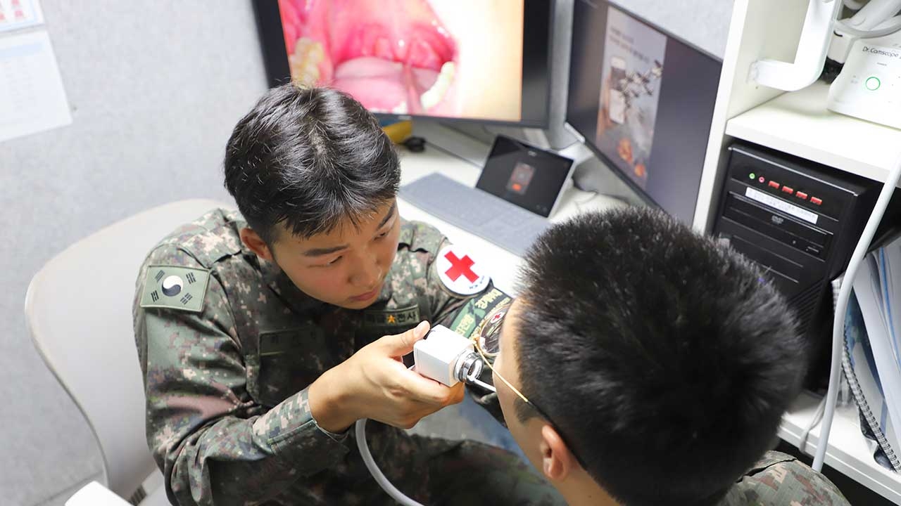 A medic from a battalion of the Army’s 21st Infantry Division checks a patient’s condition through a remote medical system under the guidance of a military doctor at the Armed Forces Medical Command’s Comprehensive Medical Situation Center, in this photo released by the Republic of Korea Army in 2025. (Republic of Korea Army)