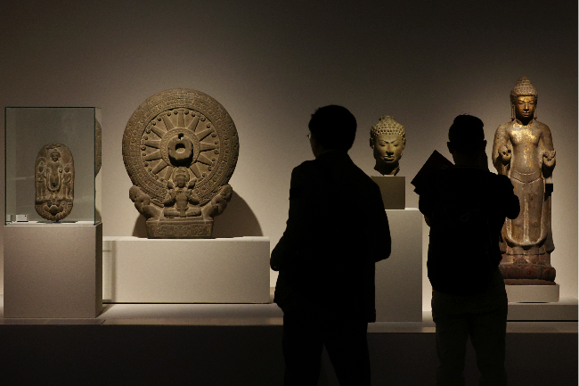 Visitors look at artifacts during the press preview of "Amazing Thailand: Masterpieces of Thai Art" at the National Museum of Korea in Seoul on Monday. (Yonhap)