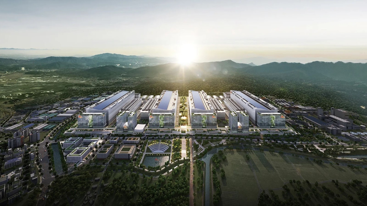 A rendering of SK hynix's semiconductor cluster under construction in Wonsam-myeon, Yongin, south of Seoul, where the first of four planned fabs is due for completion in 2027 (SK hynix)