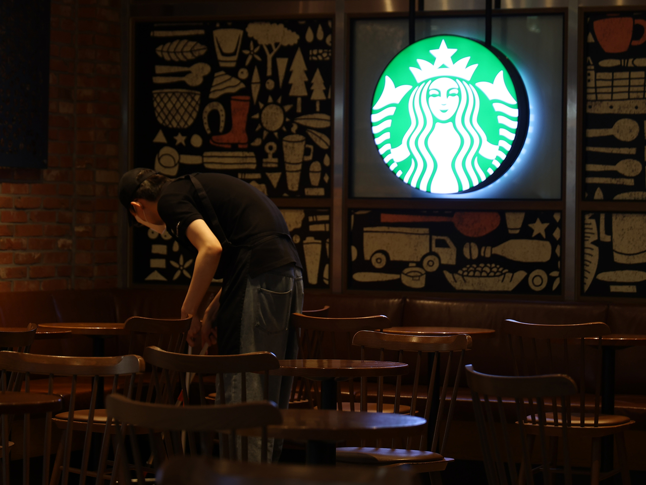 A Starbucks employee cleans a store in Seoul ahead of its early closure at 3 p.m. on Monday. (Yonhap)
