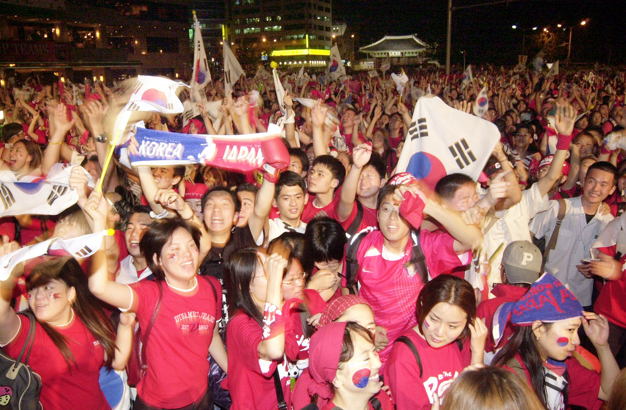 Soccer fans gather at Gwanghwamun Square in central Seoul in this file photo dated July 6, 2002, during the FIFA World Cup. (The Korea Herald)