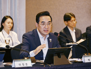Budget minister discusses policy direction with experts amid sharp tax gains
