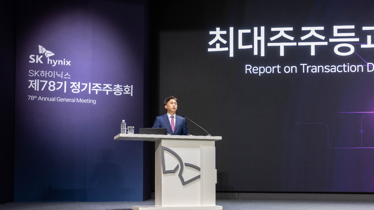 SK hynix CEO Kwak Noh-jung announces the company's plan to pursue a US ADR listing at its 78th annual general meeting in Icheon on March 25. (SK hynix)