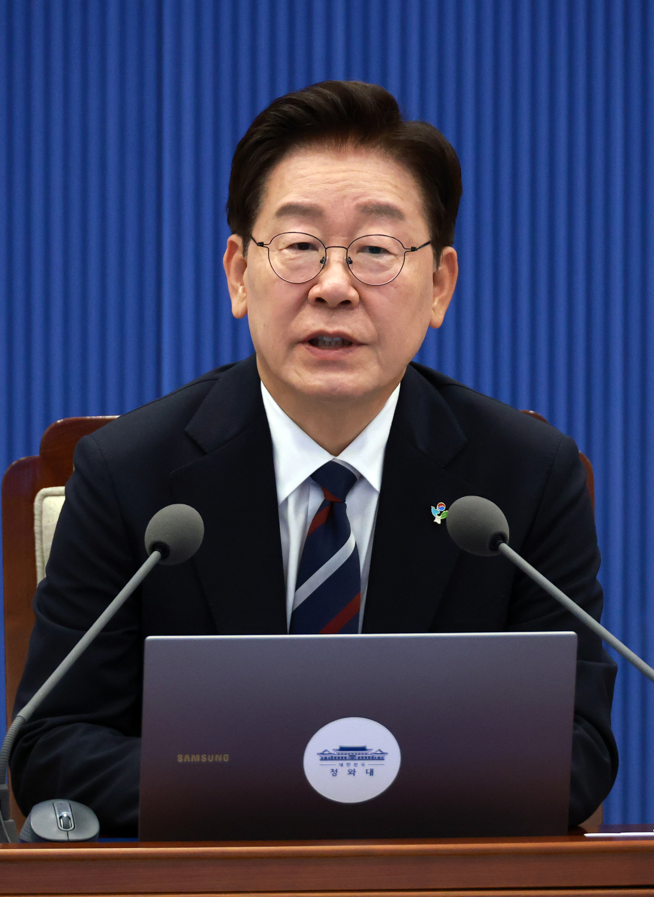 President Lee Jae Myung speaks during a meeting with senior aides on Friday. (Yonhap)