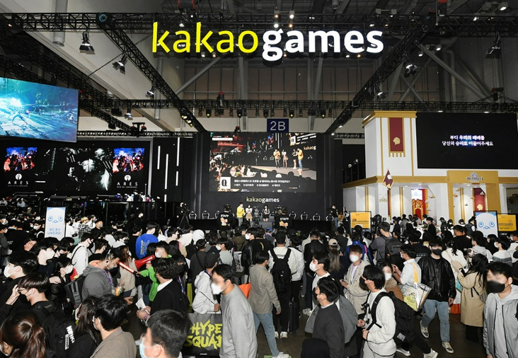 Visitors crowd the Kakao Games booth at G-Star, a gaming festival held in November 2022. [Kakao Games]