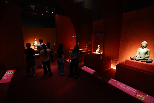 Visitors look at artifacts during the press preview of "Amazing Thailand: Masterpieces of Thai Art" at the National Museum of Korea in Seoul on Monday. (Yonhap)