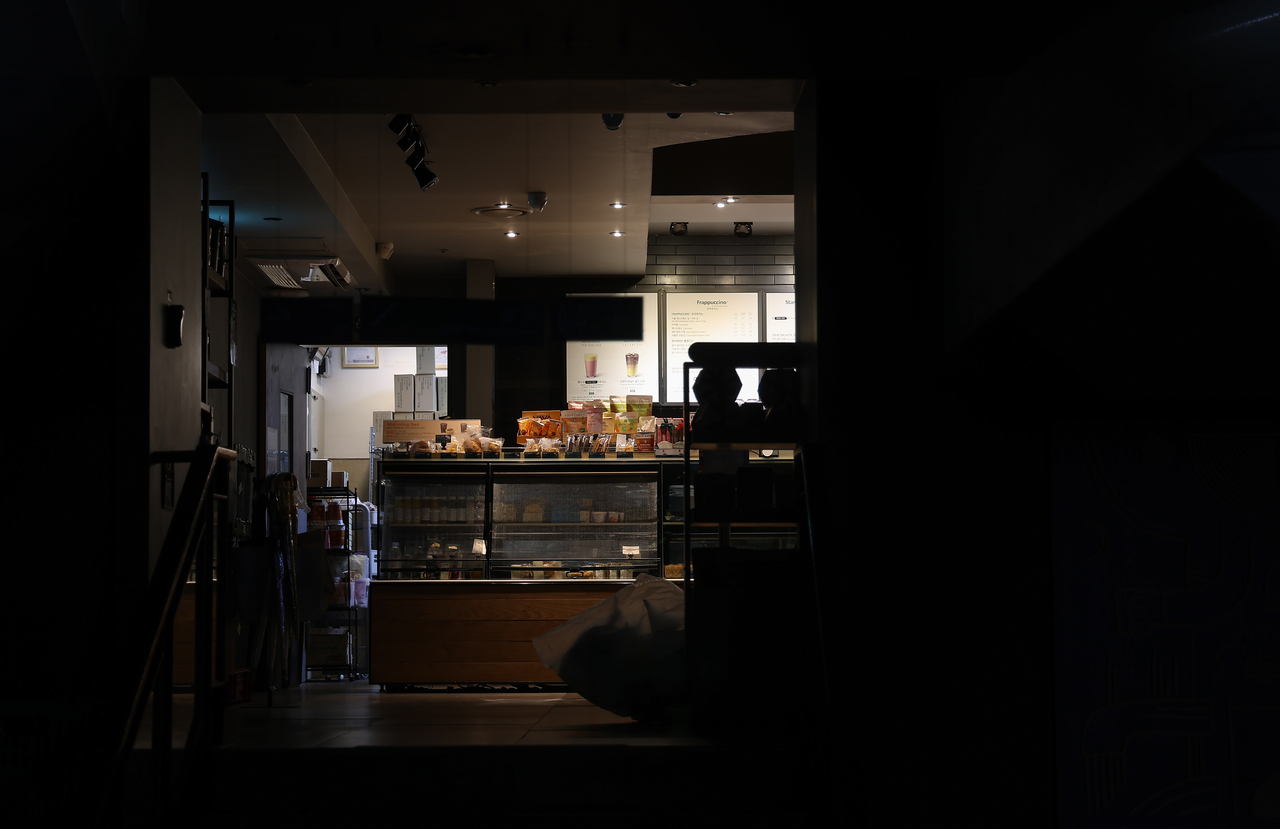 The lights are turned off inside a Starbucks store in Seoul following its early closure at 3 p.m. on Monday. (Yonhap)