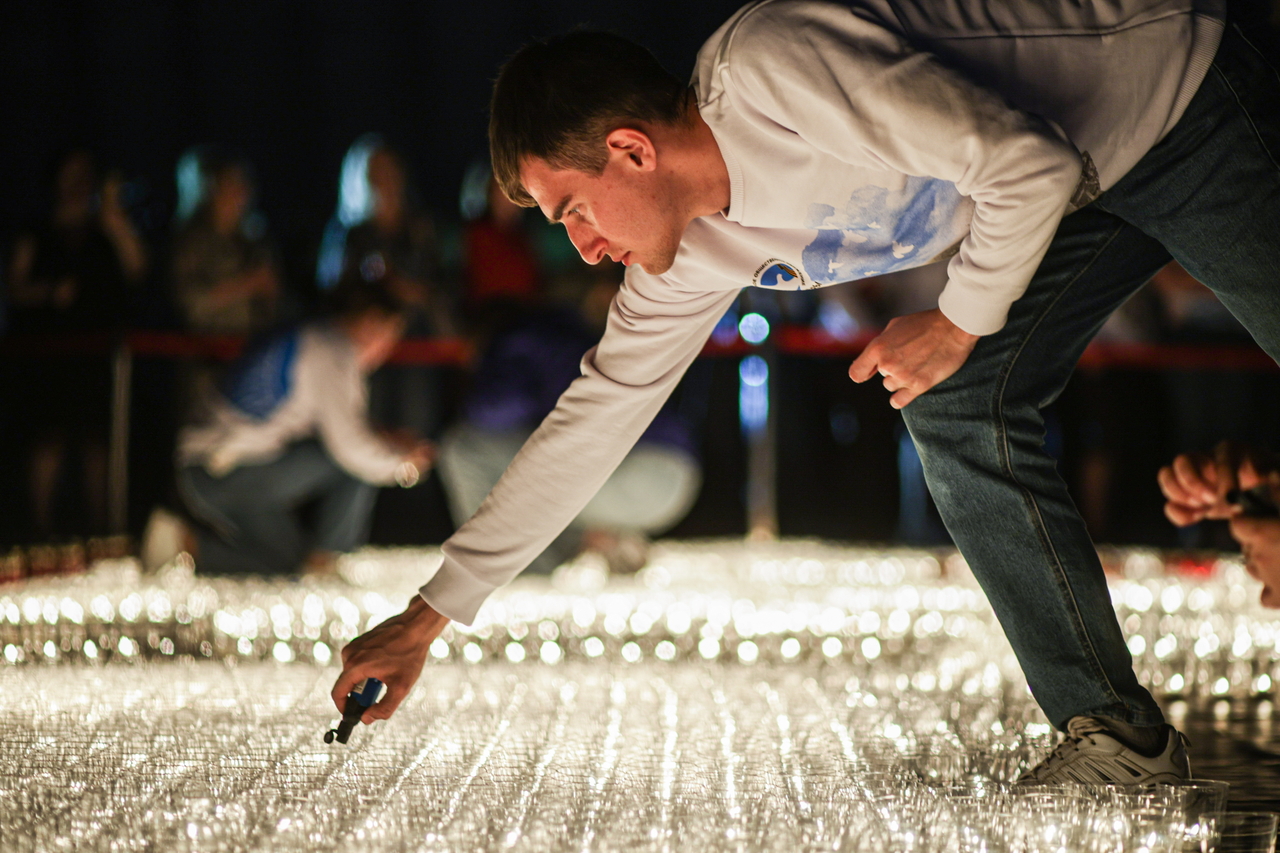 Young people take part in an event titled "Candle of Remembrance" at Victory Museum. The event commemorates the 85th anniversary of Nazi Germany's invasion of the Soviet Union in WWII. (TASS-Yonhap)