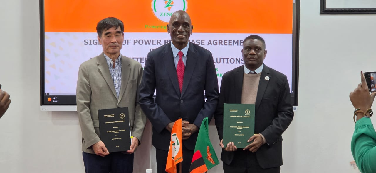 Zambia's Ambassador to South Korea, Andrew Bwezani Banda (center), poses for a photograph during the signing ceremony for a 500MW solar power project in Zambia. (Embassy of Zambia in Seoul)