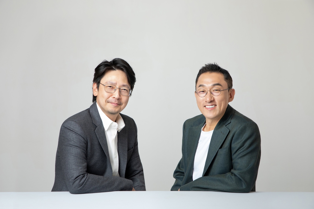 Kakao Games co-CEOs Lee Si-woo (right) and Kim Tae-hwan [Kakao Games]