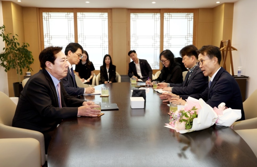 Kim Jin-o (far right), vice chairman of the Presidential Committee on Aging Society and Population Policy, meets with Kim Ki-moon (far left), chairman of the Korea Federation of SMEs, at the federation's office in Yeouido, Seoul, on May 13. [Presidential Committee on Aging Society and Population Policy]