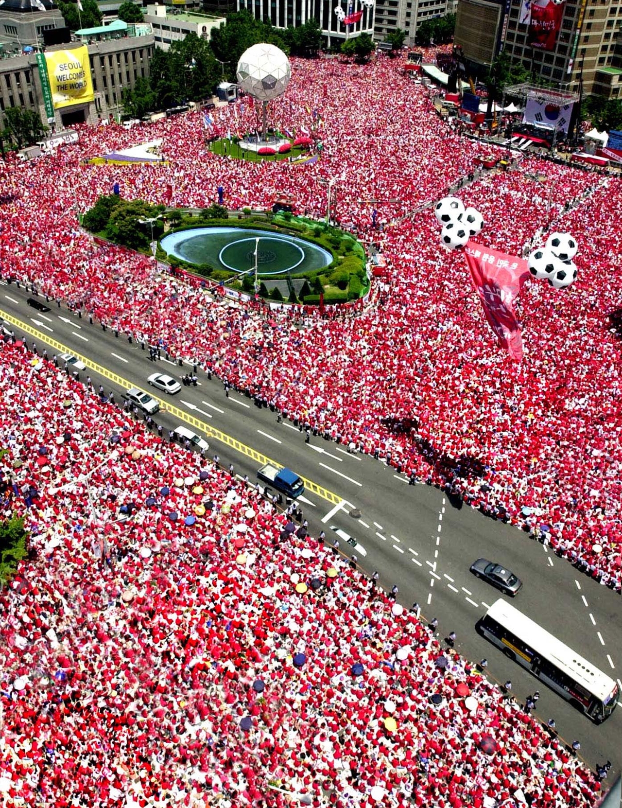 Soccer fans fill the streets of central Seoul in this file photo taken June 29, 2002, during the FIFA World Cup cohosted by South Korea and Japan. (The Korea Herald)
