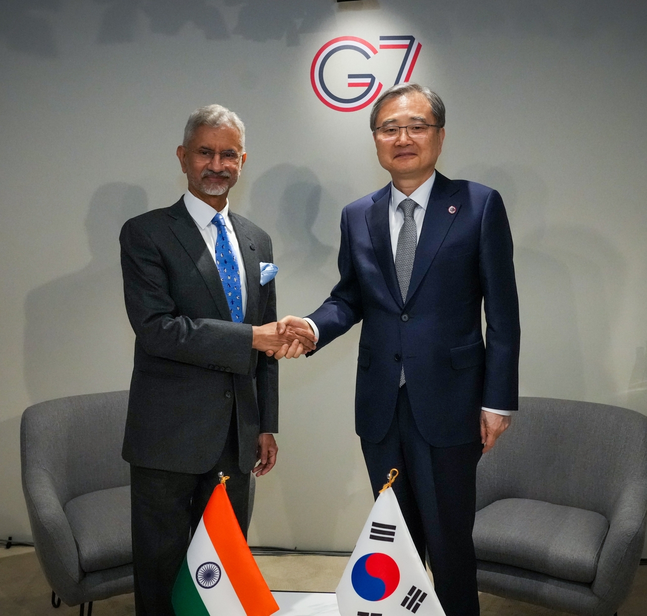 Foreign Minister Cho Hyun shakes hands with Indian External Affairs Minister Subrahmanyam Jaishankar during their meeting in France on March 27, on the sidelines of the Group of Seven foreign ministers' meeting, in this file photo provided by the ministry. (Yonhap)