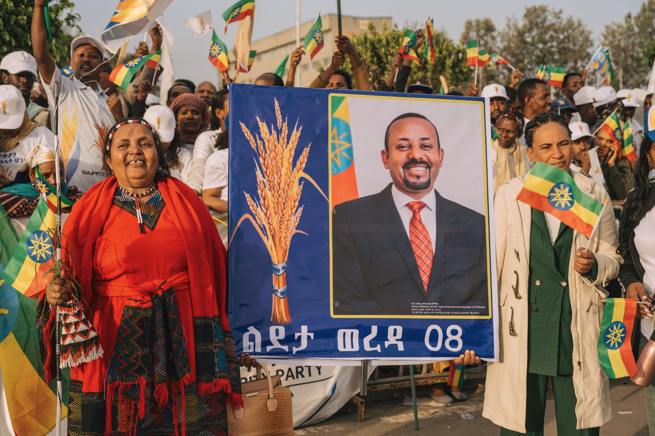 Supporters of Ethiopia's ruling party hold a large portrait of Prime Minister Abiy Ahmed at a rally in Addis Ababa, Ethiopia, Tuesday, in May. (AP-Yonhap)