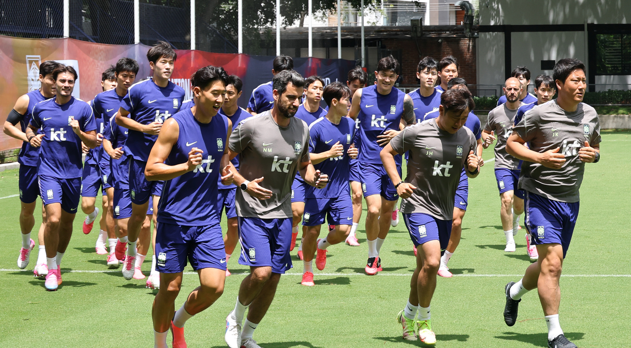 2026 북중미 월드컵 멕시코와 2차전을 앞둔 한국 축구 국가대표팀 선수들이 15일(현지시간) 멕시코 과달라하라 인근 사포판의 치바스 바예 베르데에서 훈련에 앞서 러닝을 하고 있다. <연합뉴스>