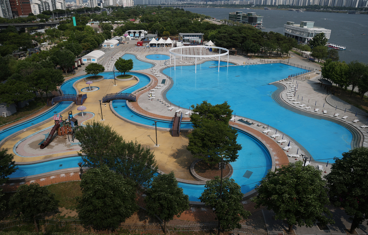An aerial view of the outdoor swimming pool at Ttukseom Hangang Park. (Yonhap)