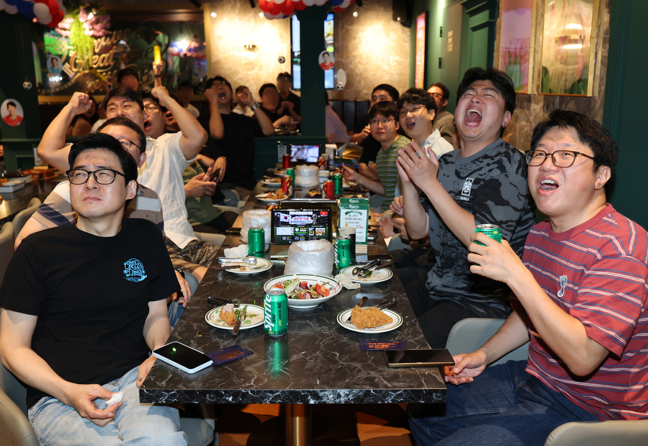 Customers watch a live broadcast of South Korea’s Group A match against Mexico at the 2026 FIFA World Cup at a BBQ Chicken restaurant in Jung-gu, central Seoul, on June 19. (Yonhap)