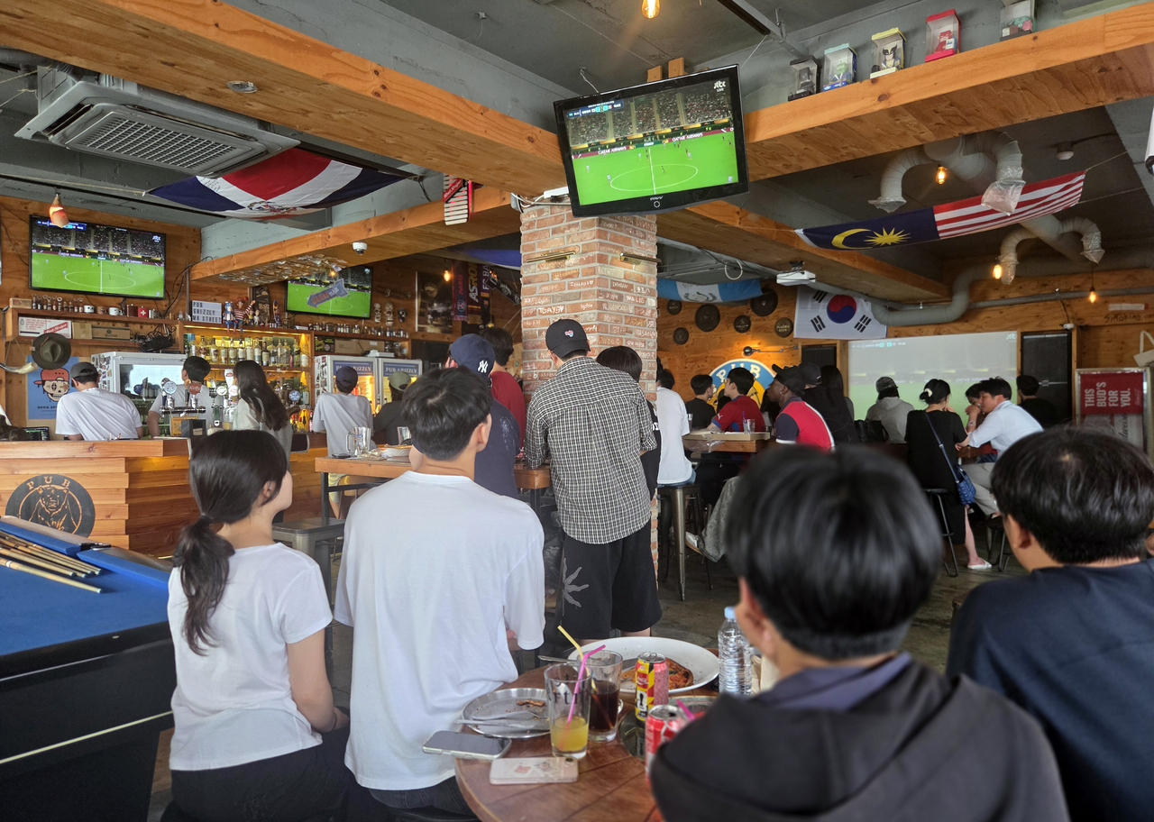 Citizens gather at a pub near Jeonbuk National University on the morning of June 19 to cheer on the South Korean team during its Group A match against Mexico at the 2026 FIFA World Cup. (Yonhap)