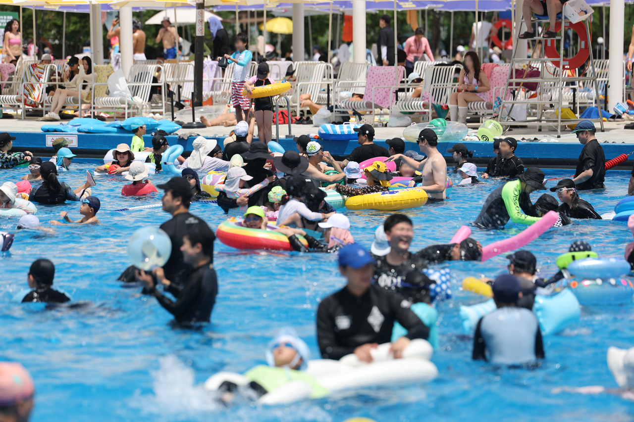 Personal space also takes a summer break at Yeouido Hangang Park swimming pool on Sunday. (Yonhap)