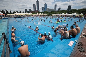 It's splash o'clock along Han River