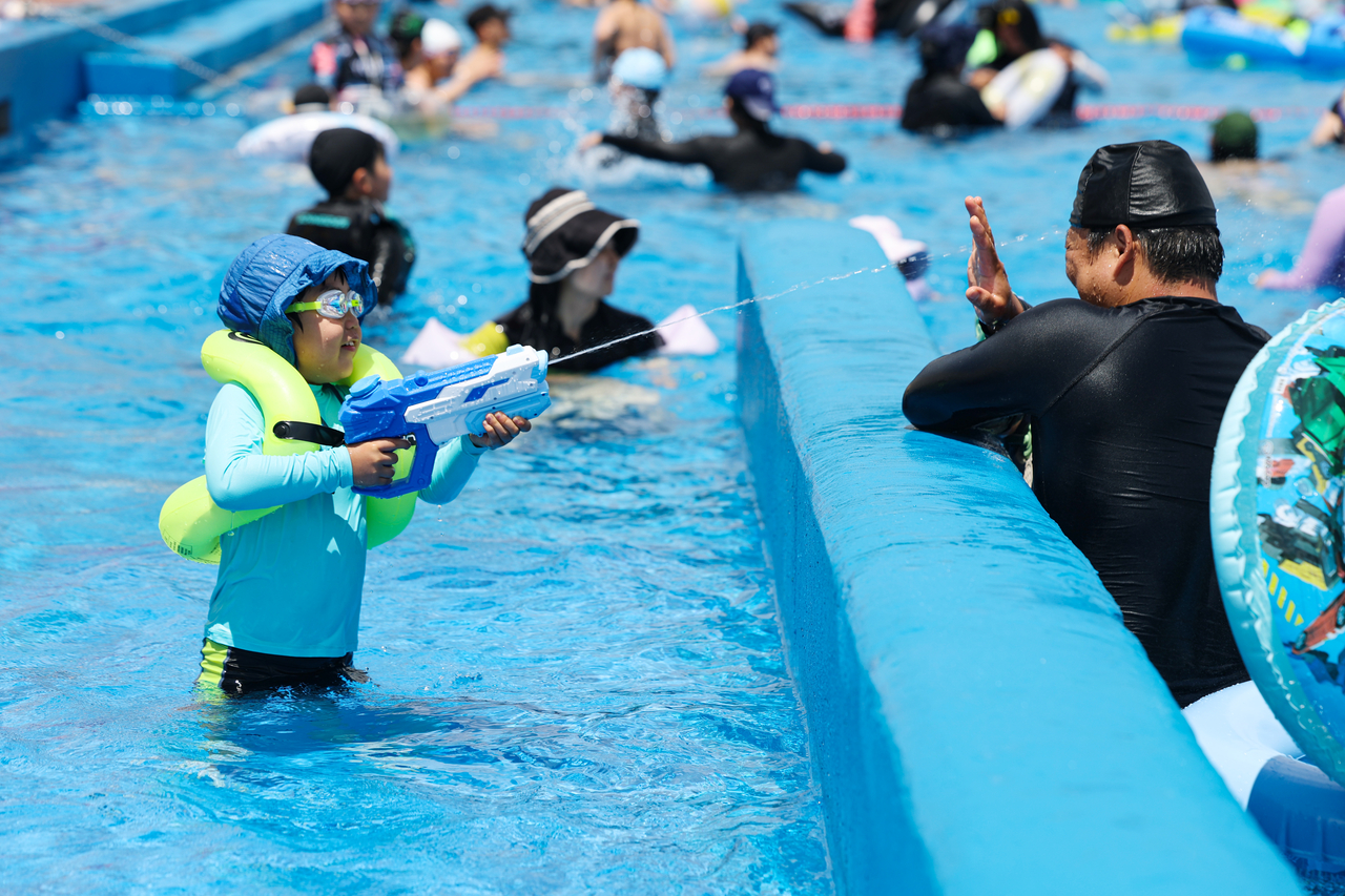 A kid strikes back at Yeouido Hangang Park on Sunday. (Yonhap)