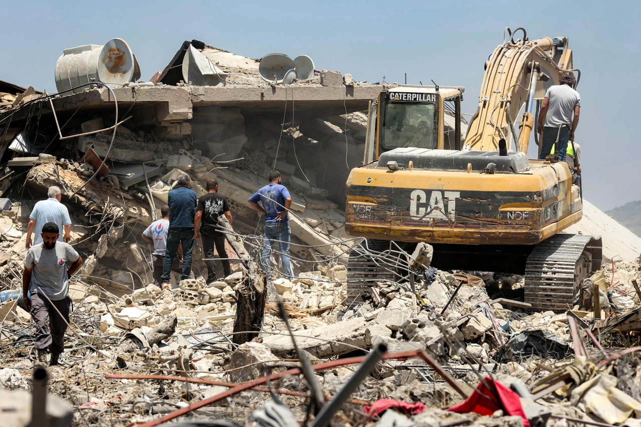 An excavator clears rubble from the site of a collapsed building, following Israeli bombardment in Nabatieh in southern Lebanon on June 21, 2026.  (AFP-Yonhap)
