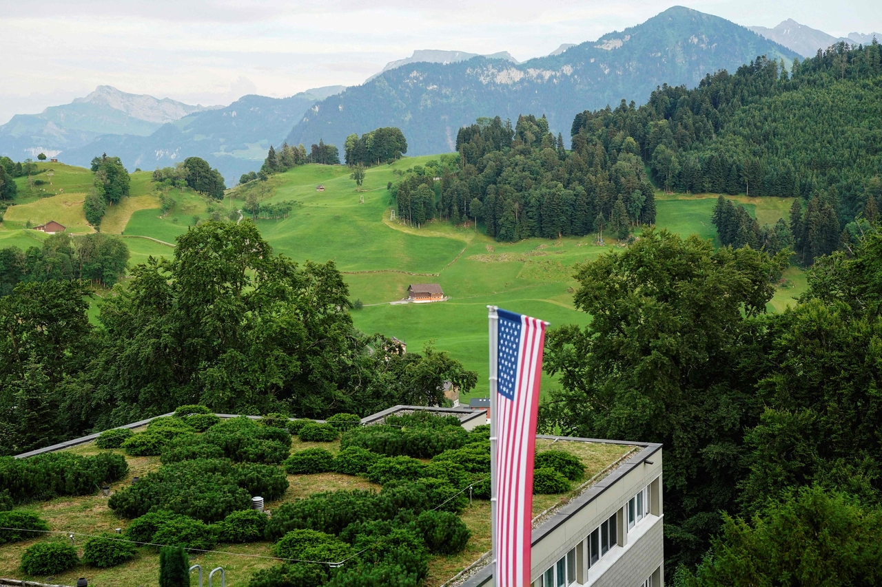 This photograph shows a US flag displayed at the Burgenstock luxury hotel complex overlooking Lake Lucerne, Switzerland, on the day of talks between the US, Iran, Pakistan, and Qatar at the Lake Lucerne, Switzerland, on June 21 as part of high-level talks aimed at advancing a deal to end the Middle East conflict. (AFP-Yonhap)