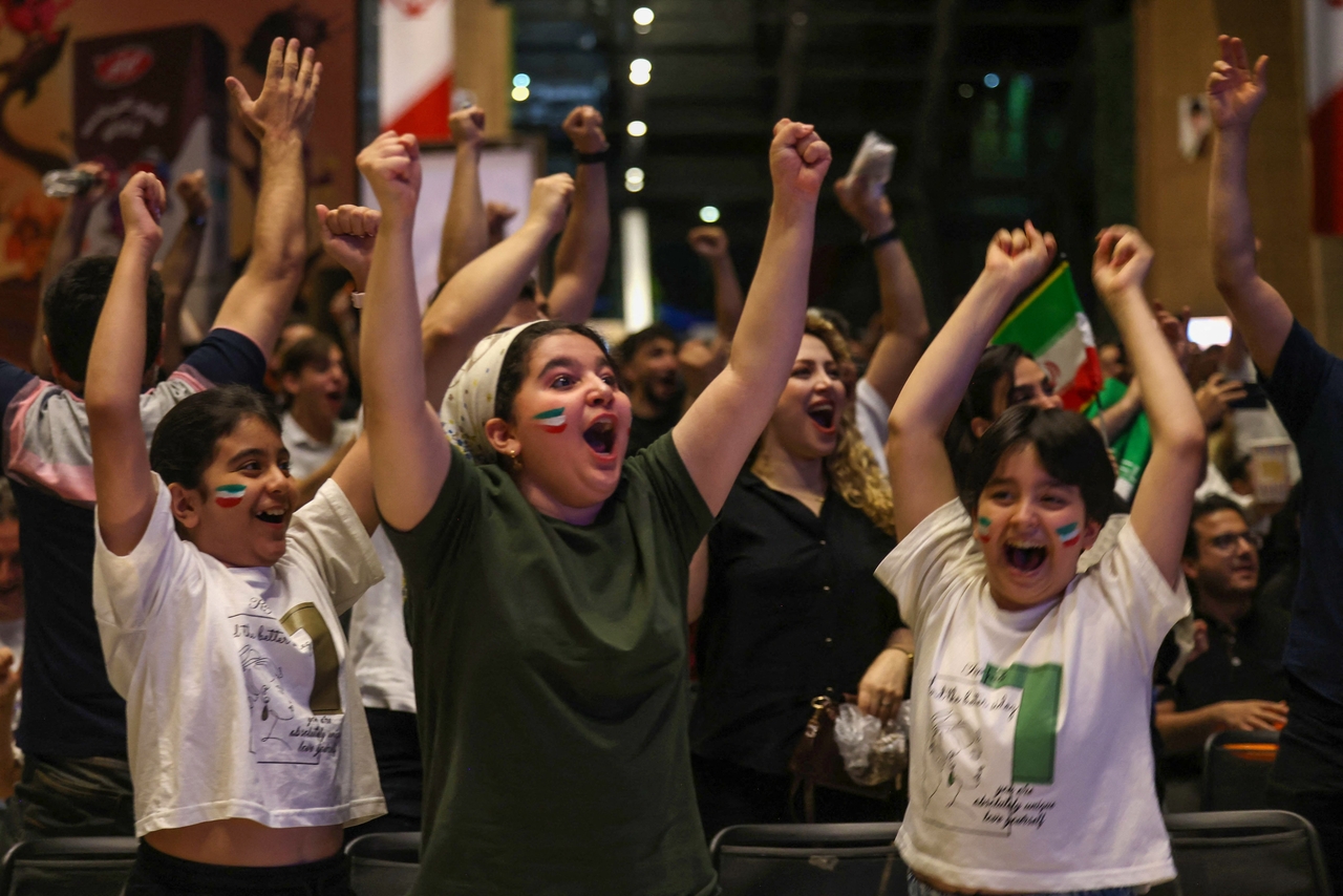 Iranian soccer fans cheer as they watch the broadcast of the 2026 World Cup Group G football match between Belgium and Iran in Tehran, Iran, on June 21. (AFP-Yonhap)