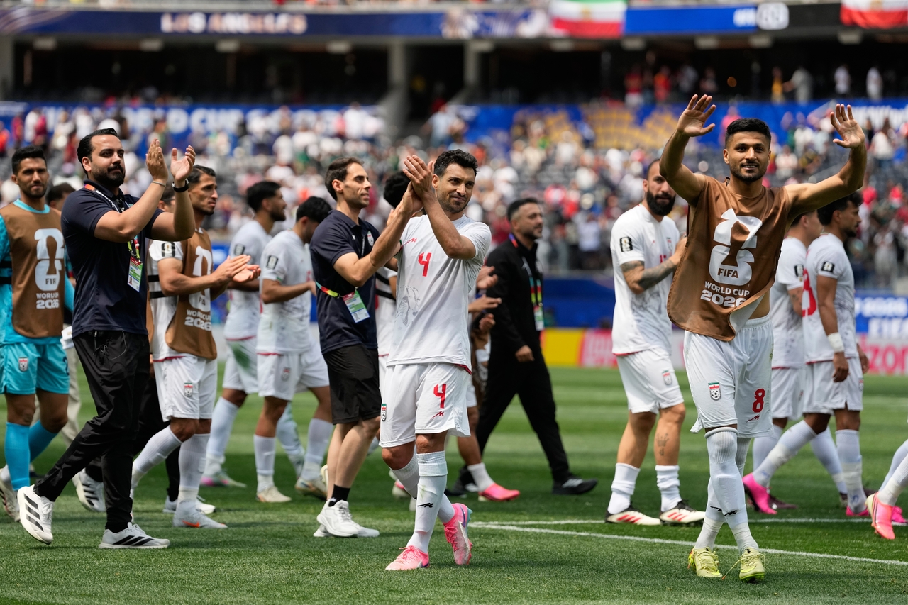 Iran players greet fans at the end of the World Cup Group G soccer match between Belgium and Iran in Inglewood, Calif., near Los Angeles, Sunday on June 21. (AP-Yonhap)