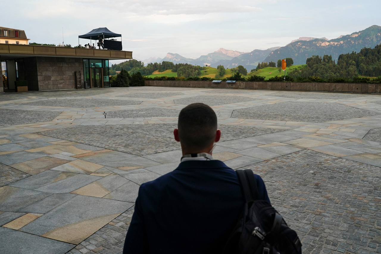 A US Secret Service agent walks the grounds of Buergenstock Resort Lake Lucerne on the day of talks between the US, Iran, Pakistan, and Qatar at the Lake Lucerne Summit, aimed at advancing a deal to end the Middle East conflict, near Stansstad, Switzerland, on June 21. (Reuters-Yonhap)