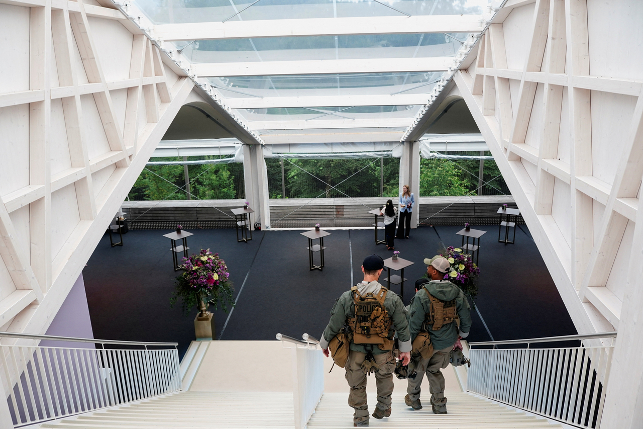 Secret Service police members walk down the stairs at Buergenstock Resort Lake Lucerne on the day of talks between the U.S., Iran, Pakistan, and Qatar at the Lake Lucerne Summit, aimed at advancing a deal to end the Middle East conflict, near Stansstad, Switzerland, June 21, 2026. REUTERS/Nathan Howard/Pool