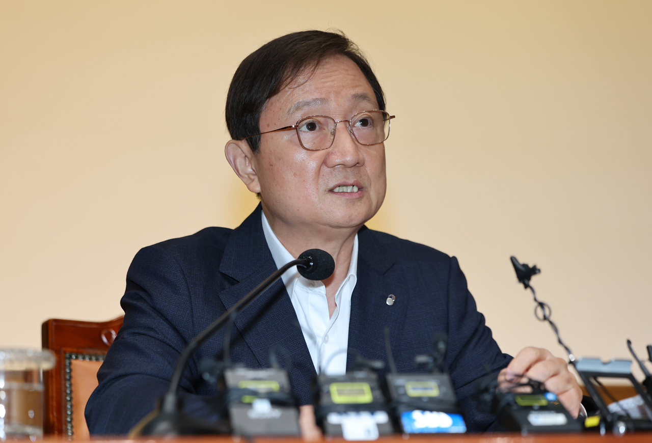 Lee Chan-jin, governor of the Financial Supervisory Service. (Yonhap)