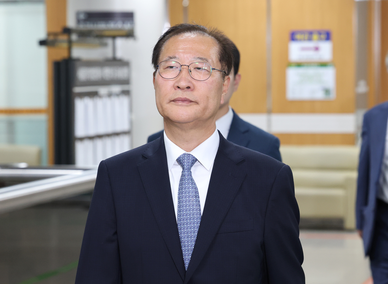 Former Justice Minister Park Sung-jae arrives at Seoul Central District Court on Monday for his sentencing hearing. (Yonhap)